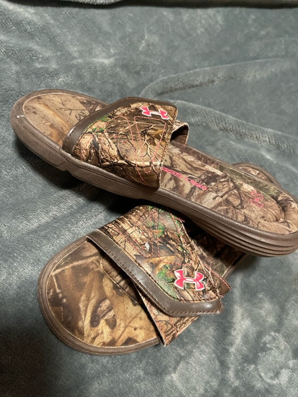Under Armour Camouflage SZ 5 Y  Girls Flip Flops, Preowned. excellent condition. - Picture 4 of 5